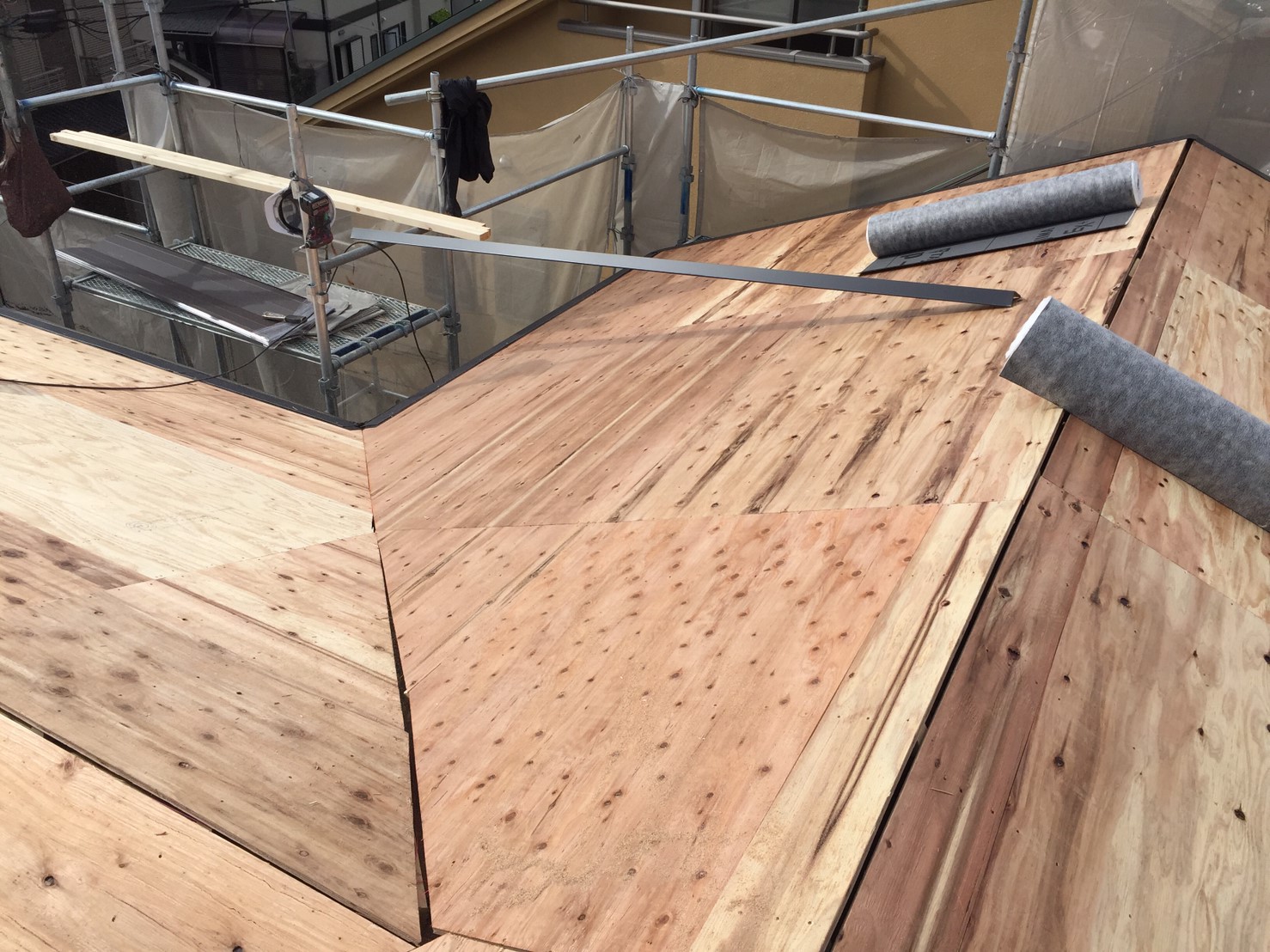 野地板を屋根面に敷き詰める増し張り